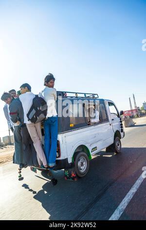 JEWAR BANGER, INDE - 12 NOVEMBRE 2011 : taxi de surcharge à la Yamuna express Way à Jewar Banger, Inde. L'autoroute est une route à péage et a finalement été l'autoroute principale Banque D'Images