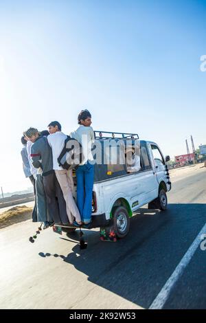 JEWAR BANGER, INDE - 12 NOVEMBRE 2011 : taxi de surcharge à la Yamuna express Way à Jewar Banger, Inde. L'autoroute est une route à péage et a finalement été l'autoroute principale Banque D'Images