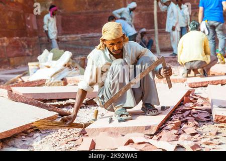 AGRA, INDE - OCT 17, 2012: Le travailleur prépare des grès pour la rénovation du fort Rouge à Agra, Inde. Le fort a été mentionné pour la première fois en 108 Banque D'Images