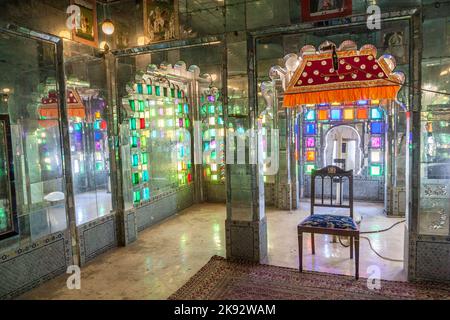 UDAIPUR, INDE - OCT 21, 2012: À l'intérieur du palais de la ville à Udaipur, Inde. La fondation du fort a été posée en 1559 par Udai Singh. Le palais appartient Banque D'Images