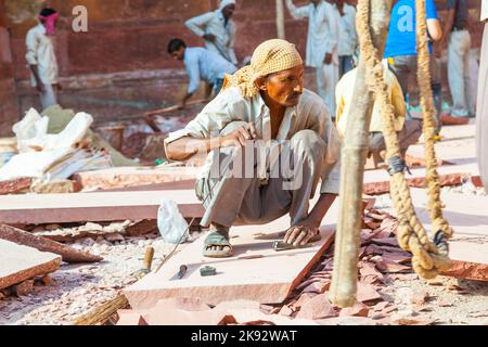 AGRA, INDE - OCT 17, 2012: Le travailleur prépare des grès pour la rénovation du fort Rouge à Agra, Inde. Le fort a été mentionné pour la première fois en 108 Banque D'Images