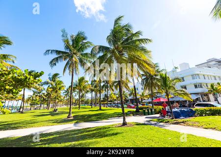 Miami, États-Unis - 1 AOÛT 2013 : les gens se détendent dans la magnifique Miami Beach, destination de voyage populaire, vue panoramique en grand angle avec palmiers et art déco Banque D'Images