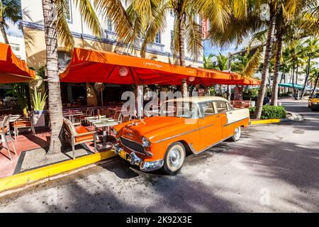 MIAMI, États-Unis - 5 AOÛT 2013 : l'hôtel Art Deco Edison et une voiture oldsmobile classique sur Ocean Drive, South Beach, Miami, États-Unis. Les voitures classiques sont autorisées à Banque D'Images