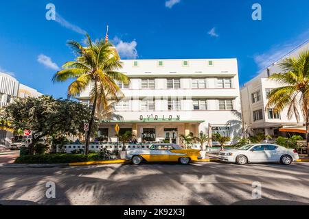 MIAMI BEACH, États-Unis - 5 AOÛT 2013 : classique Oldsmobile avec grill chromé sur radiateur, devant le restaurant de l'hôtel Avalon à Miami Beach, États-Unis. Banque D'Images