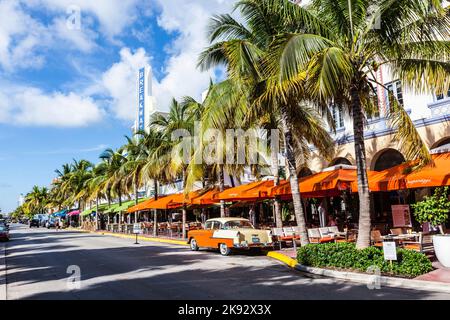 MIAMI, États-Unis - 5 AOÛT 2013 : l'hôtel Art Deco Edison et une voiture oldsmobile classique sur Ocean Drive, South Beach, Miami, États-Unis. Les voitures classiques sont autorisées à Banque D'Images