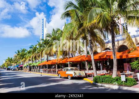 MIAMI, États-Unis - 5 AOÛT 2013 : l'hôtel Art Deco Edison et une voiture oldsmobile classique sur Ocean Drive, South Beach, Miami, États-Unis. Les voitures classiques sont autorisées à Banque D'Images