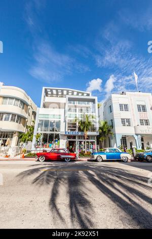 MIAMI, États-Unis - 5 AOÛT 2013 : le quartier art déco de Miami et une voiture classique sur Ocean Drive, South Beach, Miami, États-Unis. Les voitures classiques sont autorisées à se garer Banque D'Images