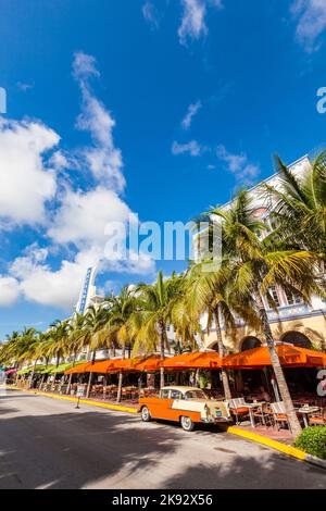 MIAMI, États-Unis - 5 AOÛT 2013 : l'hôtel Art Deco Edison et une voiture oldsmobile classique sur Ocean Drive, South Beach, Miami, États-Unis. Les voitures classiques sont autorisées à Banque D'Images