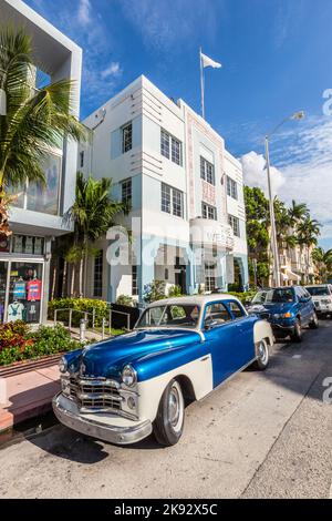 MIAMI, États-Unis - 5 AOÛT 2013 : le quartier art déco de Miami et une voiture classique Dodge sur Ocean Drive, South Beach, Miami, États-Unis. Les voitures classiques sont autorisées à Banque D'Images