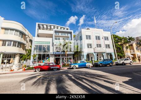 MIAMI, États-Unis - 5 AOÛT 2013 : le quartier art déco de Miami et une voiture classique sur Ocean Drive, South Beach, Miami, États-Unis. Les voitures classiques sont autorisées à se garer Banque D'Images