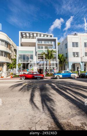 MIAMI, États-Unis - 5 AOÛT 2013 : le quartier art déco de Miami et une voiture classique sur Ocean Drive, South Beach, Miami, États-Unis. Les voitures classiques sont autorisées à se garer Banque D'Images