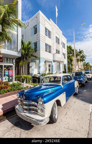 MIAMI, États-Unis - 5 AOÛT 2013 : le quartier art déco de Miami et une voiture classique Dodge sur Ocean Drive, South Beach, Miami, États-Unis. Les voitures classiques sont autorisées à Banque D'Images