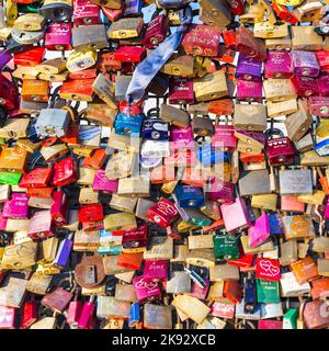 COLOGNE, ALLEMAGNE - DEC 3, 2013: Des casiers au pont Hohenzollern symbolisent l'amour pour toujours à Cologne, Allemagne. 40000 casiers de couples amoureux sont sur Banque D'Images