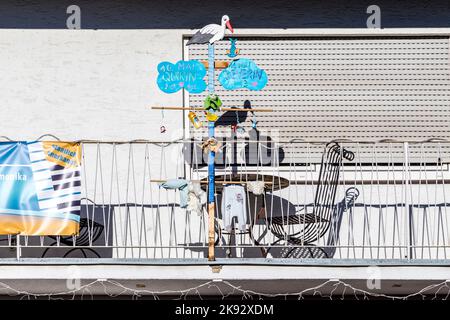 MUNICH, ALLEMAGNE - DEC 27, 2013: Les parents fiers montrent avec le symbole storck qu'un bébé est né. Cette tradition est typique de la Bavière en Allemagne. Banque D'Images