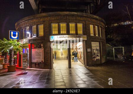 HAMBOURG - ALLEMAGNE - DÉCEMBRE 4 : célèbre station de métro Landungsbruecken de nuit sur 4 décembre 2013 à Hambourg, Allemagne. La station a été construit en 1906 Banque D'Images