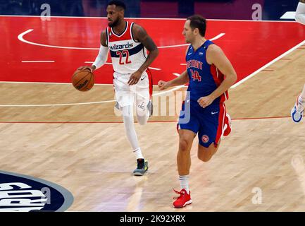 Washington, États-Unis. 25th octobre 2022. WASHINGTON, DC - OCTOBRE 25: Le garde des Wizards de Washington Monte Morris (22) arrive devant un tribunal lors d'un match de la NBA entre les Wizards de Washington et les pistons de Detroit, sur 25 octobre 2022, à la Capital One Arena, à Washington, DC. (Photo de Tony Quinn/SipaUSA) crédit: SIPA USA/Alay Live News Banque D'Images