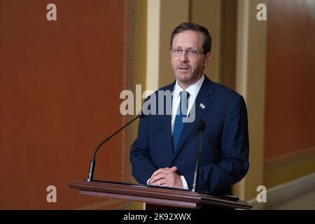 Washington, Vereinigte Staaten. 25th octobre 2022. Isaac Herzog, Président de l'État d'Israël, fait une déclaration avant une réunion bilatérale sur la Colline du Capitole à Washington, DC, mardi, 25 octobre 2022. Credit: Chris Kleponis/CNP/dpa/Alay Live News Banque D'Images