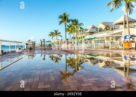 KEY WEST, États-Unis - 26 AOÛT 2014 : les gens apprécient le point de coucher du soleil sur la place Mallory à Key West, États-Unis. Cet endroit est le point de coucher de soleil le plus populaire à Key Wes Banque D'Images