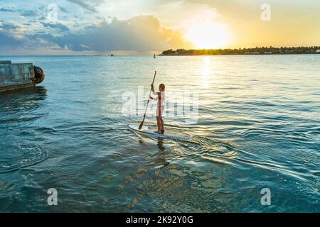 KEY WEST, États-Unis - 26 AOÛT 2014 : Woman aime faire du surf à cheval à Key West. Les cultures côtières se sont élevées à l'intérieur des canots et ont pagayé debout Banque D'Images