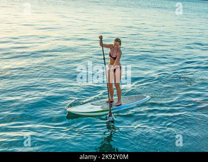 KEY WEST, États-Unis - 26 AOÛT 2014 : Woman aime faire du surf à cheval à Key West. Les cultures côtières se sont élevées à l'intérieur des canots et ont pagayé debout Banque D'Images