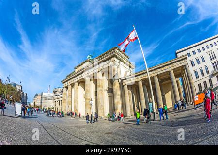 BERLIN, ALLEMAGNE - 27 octobre 2014 : visite de la porte de Brandebourg à Berlin, Allemagne. Berlin. La porte de Brandebourg est une attraction touristique populaire à Berlin. Banque D'Images