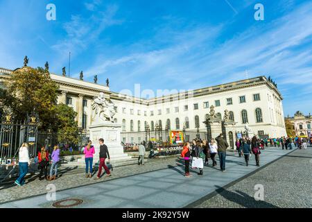 BERLIN, ALLEMAGNE - 27 octobre 2014 : vue de l'Université Humboldt de Berlin. L'Université Humboldt est l'une des plus anciennes universités de Berlin, fondée en 1810. Banque D'Images