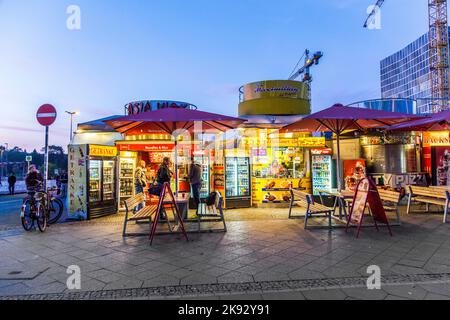 BERLIN, ALLEMAGNE - 27 NOVEMBRE 2014 : un kiosque à saucisse au curry vend la spécialité alimentaire de berlin le soir à Berlin, Allemagne. Currywurst est le plus famo Banque D'Images