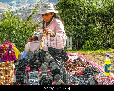 CUSZO, PÉROU - 16 JANVIER 2015 : une femme indienne vend des souvenirs aux touristes à Cuzco, Pérou, pour gagner de l'argent. Banque D'Images
