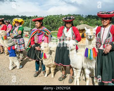 CUSZO, PÉROU - 16 JANVIER 2015 : une femme indienne pose avec un lama pour les touristes à Cuzco, Pérou pour gagner de l'argent. Banque D'Images