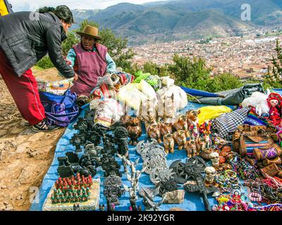 CUSZO, PÉROU - 16 JANVIER 2015 : une femme indienne vend des souvenirs aux touristes à Cuzco, Pérou, pour gagner de l'argent. Banque D'Images