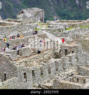 MACCU PICHU, PÉROU - 17 JANVIER 2015: Les gens visitent la belle ville cachée Machu Picchu au Pérou. Machu Picchu est un site Inca datant de 15th ans dans le Regio de Cusco Banque D'Images