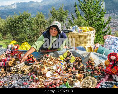 CUSZO, PÉROU - 16 JANVIER 2015 : une femme indienne vend des souvenirs aux touristes à Cuzco, Pérou, pour gagner de l'argent. Banque D'Images