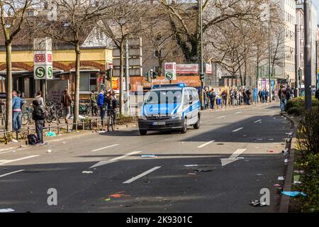 FRANCFORT, ALLEMAGNE - 18 MARS 2015 : les gens manifestent contre l'EZB et le capitalisme à Francfort, en Allemagne. 30 tsd. les gens se joignent à la démo. Banque D'Images