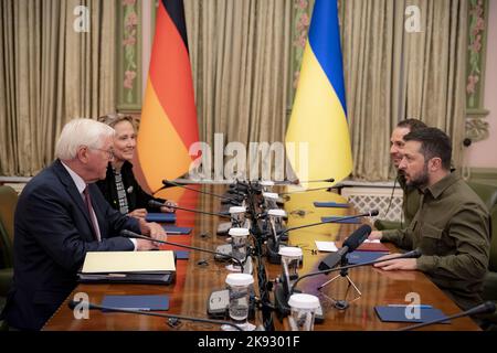 Kiev, Ukraine. 25th octobre 2022. Le président allemand Frank-Walter Steinmeier (L) rencontre le président ukrainien Volodymyr Zelensky (R) lors de sa visite à Kiev, en Ukraine, mardi, à 25 octobre 2022. Photo du Président ukrainien Bureau de presse/UPI crédit: UPI/Alay Live News Banque D'Images