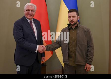 Kiev, Ukraine. 25th octobre 2022. Le président allemand Frank-Walter Steinmeier (L) rencontre le président ukrainien Volodymyr Zelensky lors de sa visite à Kiev, en Ukraine, sur 25 octobre 2022. Photo du Président ukrainien Bureau de presse/UPI crédit: UPI/Alay Live News Banque D'Images