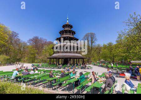 MUNICH, ALLEMAGNE - AVR 20, 2015: Les gens apprécient le Biergarten près de la tour chinoise dans le jardin anglais à Munich, Bayern, Allemagne. Banque D'Images