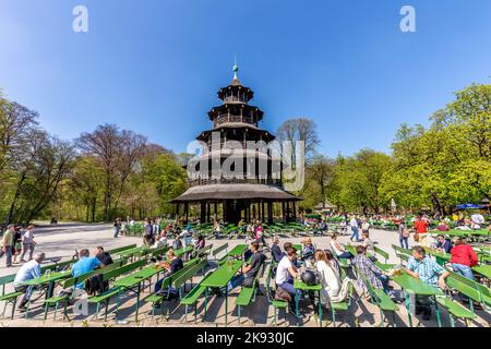 MUNICH, ALLEMAGNE - AVR 20, 2015: Les gens apprécient le Biergarten près de la tour chinoise dans le jardin anglais à Munich, Bayern, Allemagne. Banque D'Images