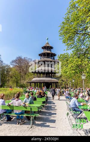 MUNICH, ALLEMAGNE - AVR 20, 2015: Les gens apprécient le Biergarten près de la tour chinoise dans le jardin anglais à Munich, Bayern, Allemagne. Banque D'Images