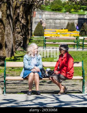 SALZBOURG, AUTRICHE - 21 avril 2015 : les personnes se détendent sur un banc dans le jardin Mirabell de Salzbourg, Autriche. Banque D'Images