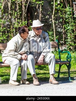 SALZBOURG, AUTRICHE - 21 avril 2015 : les personnes se détendent sur un banc dans le jardin Mirabell de Salzbourg, Autriche. Banque D'Images