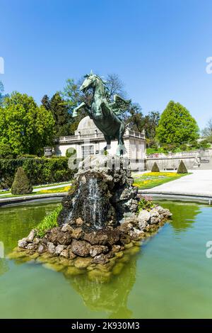 SALZBOURG, AUTRICHE - 21 avril 2015 : statue de cheval en bronze dans la fontaine des jardins Mirabell de Salzbourg, Autriche. Les jardins ont été redessinés Banque D'Images