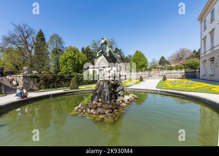 SALZBOURG, AUTRICHE - 21 avril 2015 : statue de cheval en bronze dans la fontaine des jardins Mirabell de Salzbourg, Autriche. Les jardins ont été redessinés Banque D'Images