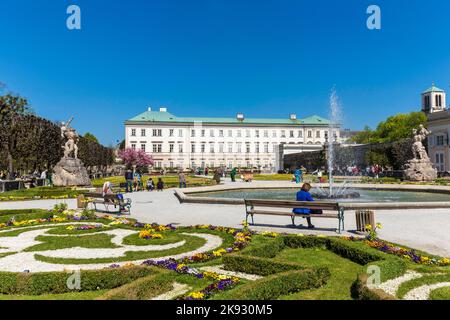 SALZBOURG, AUTRICHE - 21 avril 2015 : les personnes se détendent sur un banc dans les jardins Mirabell de Salzbourg, Autriche. Les jardins Mirabell ont été redessinés vers 16 Banque D'Images