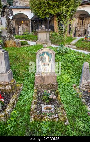 SALZBOURG - AUTRICHE, 21 avril 2015 : Cimetière Petersfriedhof avec des pierres tombales colorées et des croix à l'église catholique de l'abbaye St Peters de Salzbourg Banque D'Images