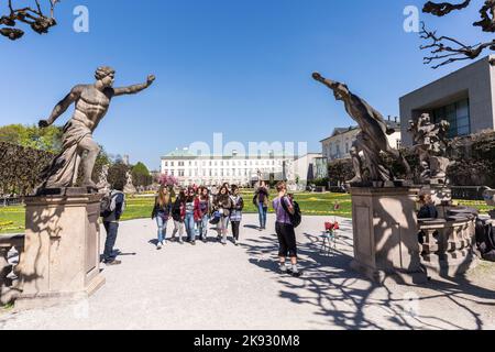 SALZBOURG, AUTRICHE - 21 avril 2015 : statue dans les jardins Mirabell de Salzbourg, Autriche, ville classée au patrimoine de l'UNESCO. Les gens quittent le jardin. Banque D'Images