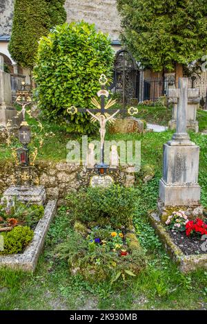 SALZBOURG - AUTRICHE, 21 avril 2015 : Cimetière Petersfriedhof avec des pierres tombales colorées et des croix à l'église catholique de l'abbaye St Peters de Salzbourg Banque D'Images