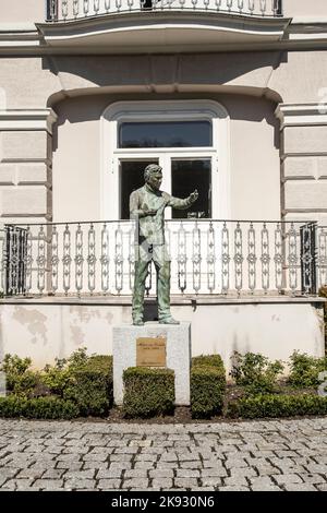 SALZBOURG, AUTRICHE - 21 avril 2015 : le mémorial du chef d'orchestre Herbert von Karajan à Salzbourg en Autriche. L'artiste Anna Chromy a créé la statue en 2 Banque D'Images