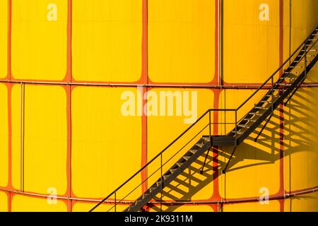 VIENNE, AUTRICHE - avril 24, 2015: L'usine de chauffage de District à Vienne, Autriche. Conçu par le célèbre artiste et architecte autrichien Friedensreich Hun Banque D'Images