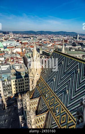 VIENNE, AUTRICHE - 24 avril 2015 : vue de Vienne depuis la cathédrale Saint-Etienne de Vienne, Autriche. La cathédrale a deux plates-formes ouvertes aux visiteurs. Banque D'Images
