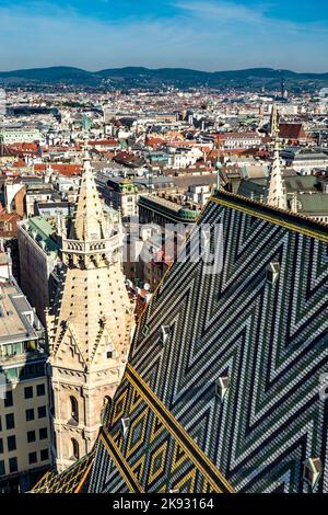 VIENNE, AUTRICHE - 24 avril 2015 : vue de Vienne depuis la cathédrale Saint-Etienne de Vienne, Autriche. La cathédrale a deux plates-formes ouvertes aux visiteurs. Banque D'Images